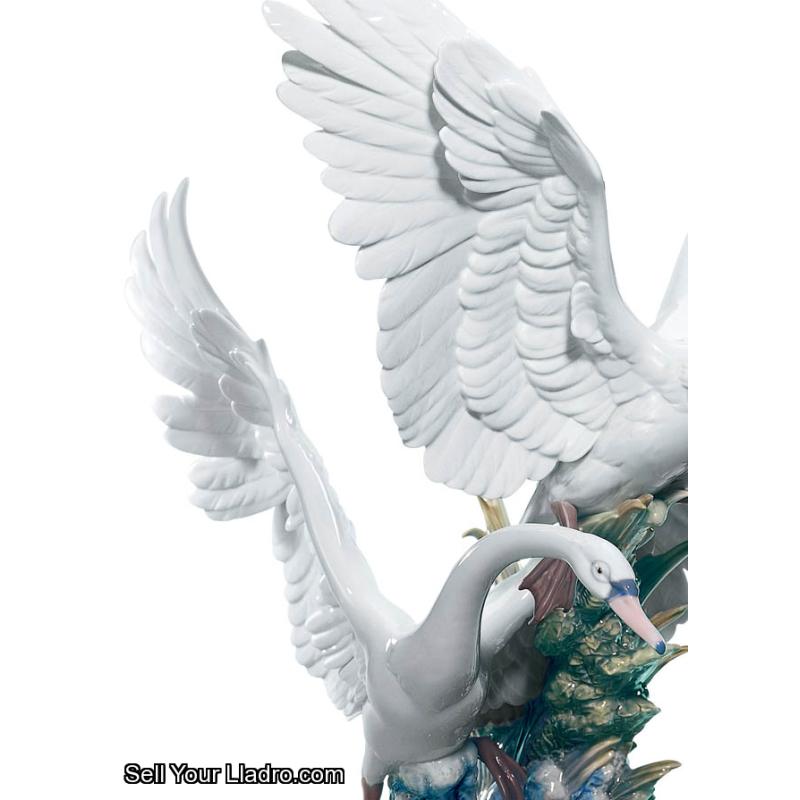 Lladro Swans Take Flight Sculpture 01005912