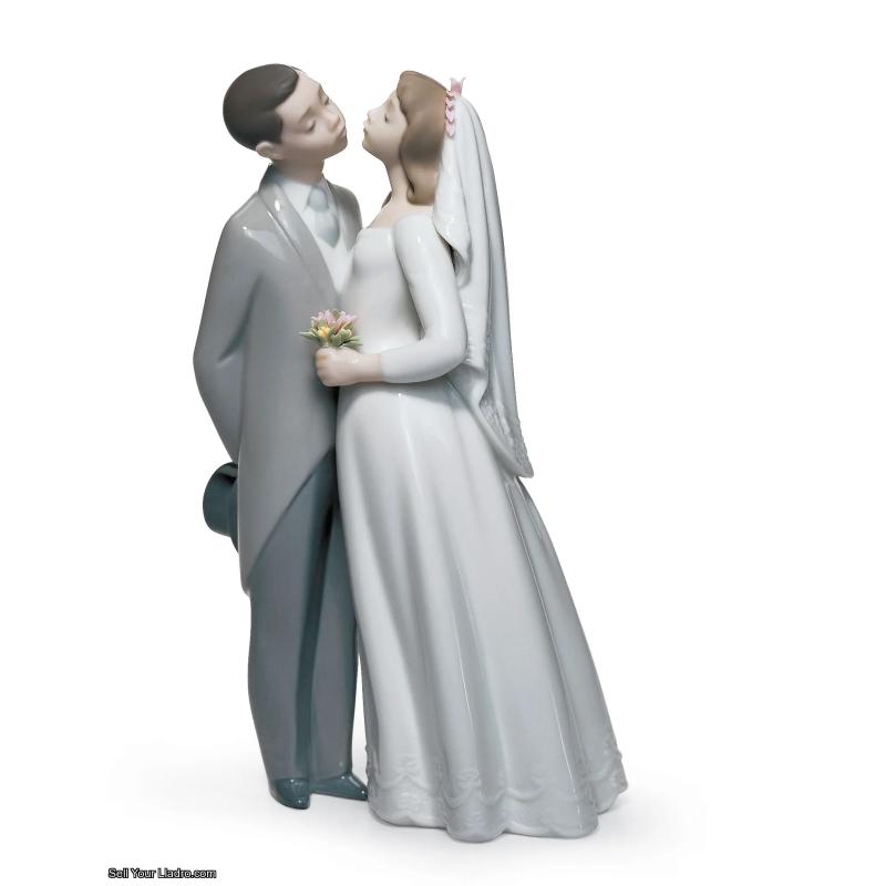 Lladro A Kiss to Remember Couple Figurine 01006620