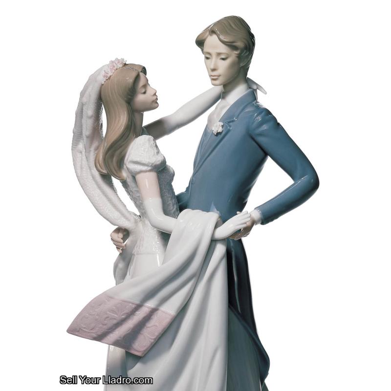 Lladro I Love You Truly Couple Figurine 01001528