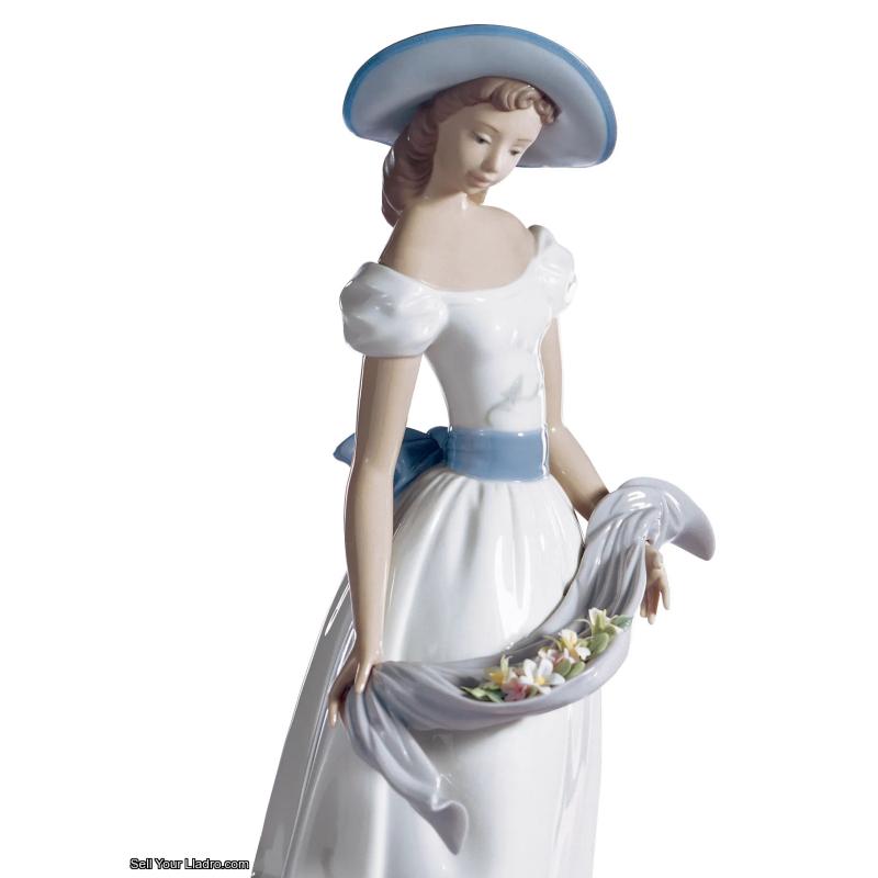 Lladro Fragances and Colors Woman Figurine 01006866