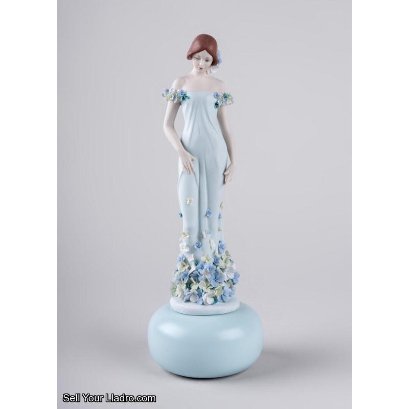 Llaro Haute Allure Refined Elegance Woman Figurine. Limited Edition 01009538