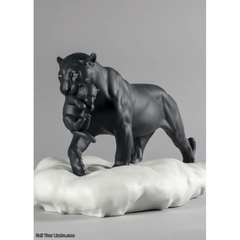 Black Panther with Cub Figurine 01009382