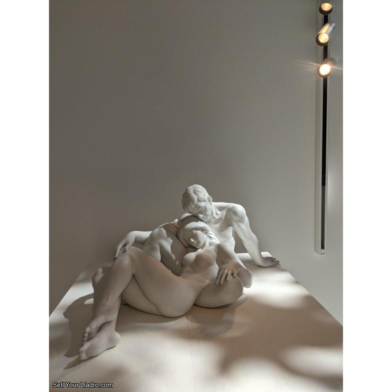 LLADRO AN EVERLASTING MOMENT COUPLE SCULPTURE 01009284
