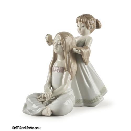Lladro Combing Your Hair Sculpture 01009587