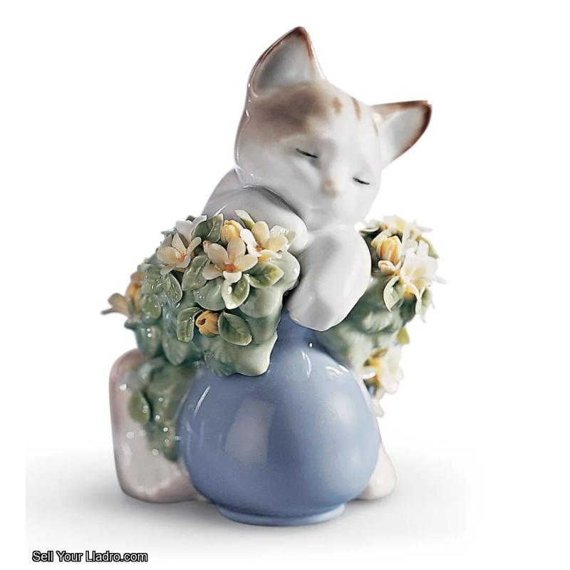 Lladro Dreamy Kitten Cat Figurine 01006567
