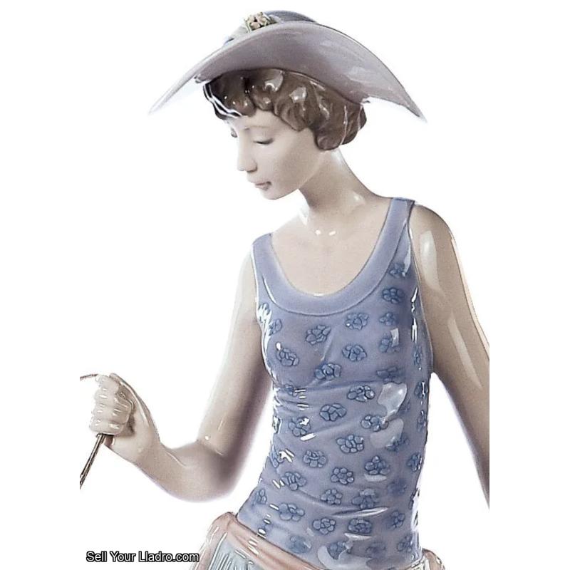 Lladro Elegant Promenade Woman Figurine 01005802