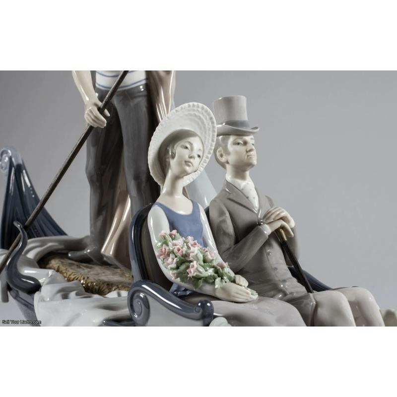 In The Gondola Couple Sculpture. Numbered Edition 01001350