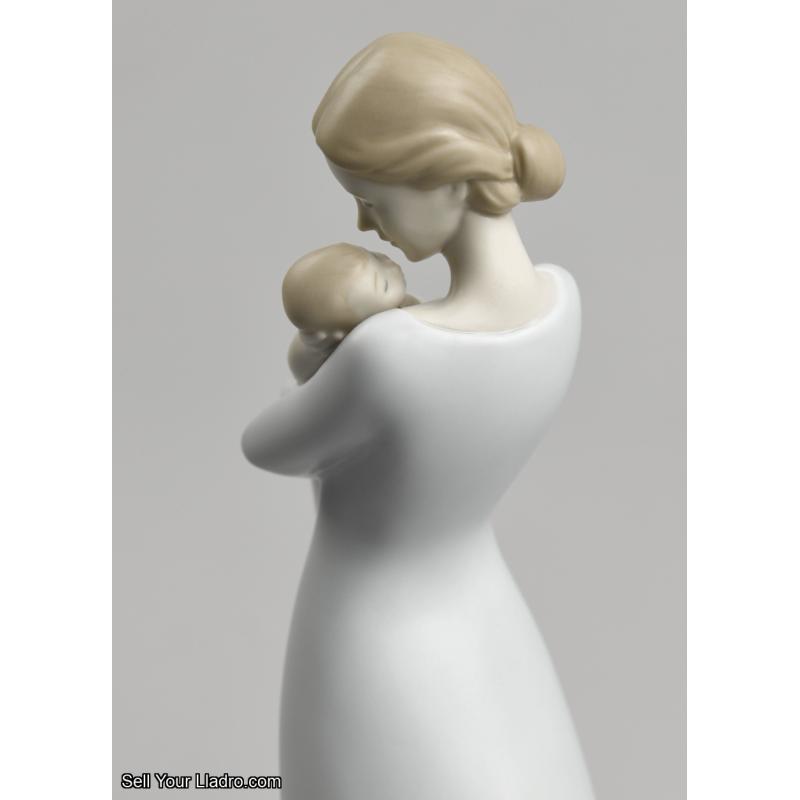 Lladro A Mother's Embrace Figurine 01018218