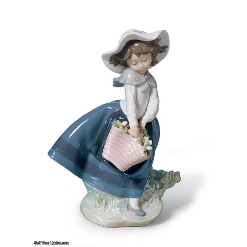 Lladro Pretty Pickings Girl Figurine 01005222