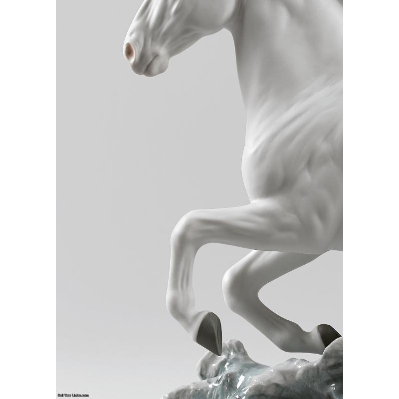 Lladro Riding her horse on the seashore Horse & Woman 01009371