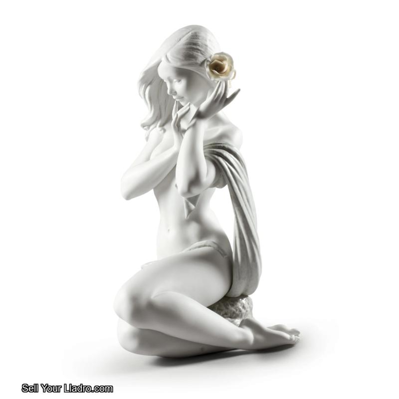 Lladro Subtle moonlight Woman Figurine. White. Limited edition 01009332