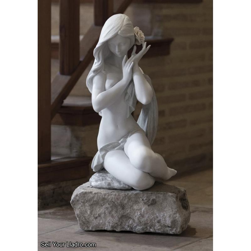 Lladro Subtle moonlight Woman Figurine. White. Limited edition 01009332
