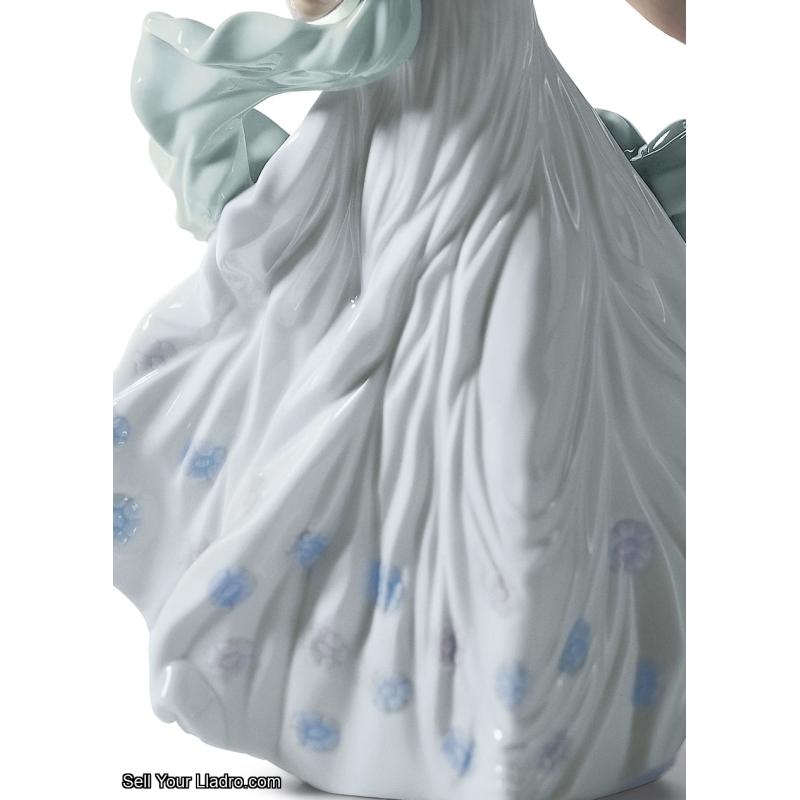 Lladro Summer Serenade Woman Figurine 01006193