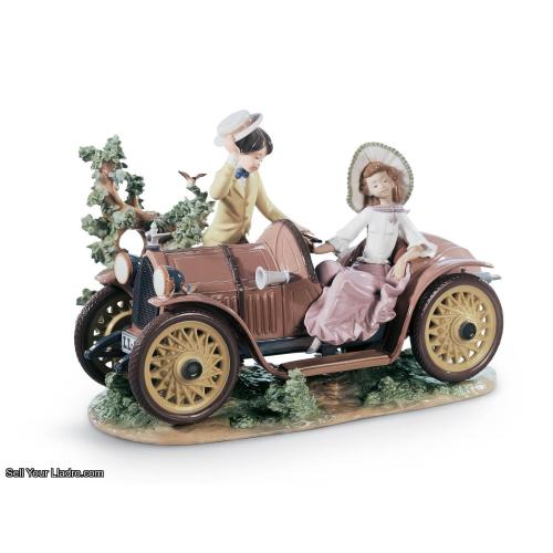 Lladro Young Couple with Car Sculpture. Limited Edition 01001393
