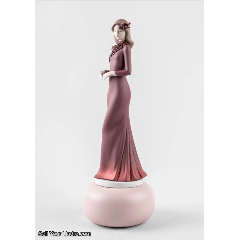 Haute Allure Timeless style Sculpture. Limited Edition 01009698 Lladro