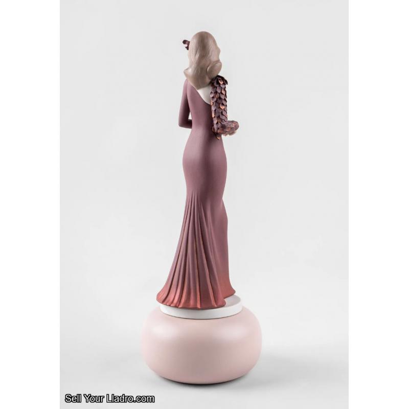 Haute Allure Timeless style Sculpture. Limited Edition 01009698 Lladro