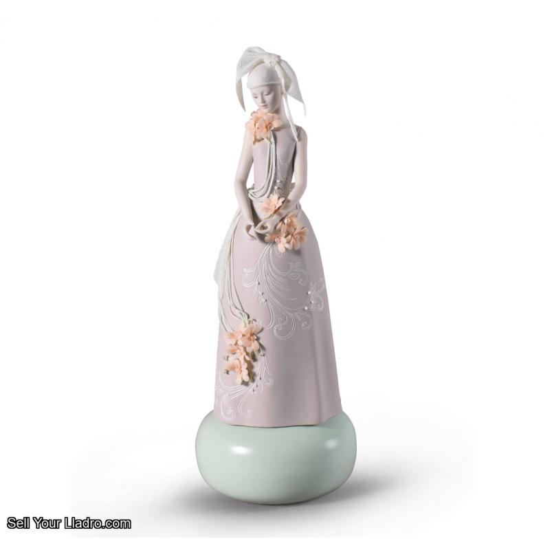 Haute Allure Exclusive Model Woman Figurine. Limited Edition Lladro 01009359