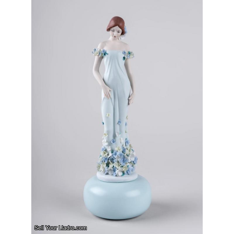 Haute Allure Refined Elegance Woman Figurine. Limited Edition  01009538
